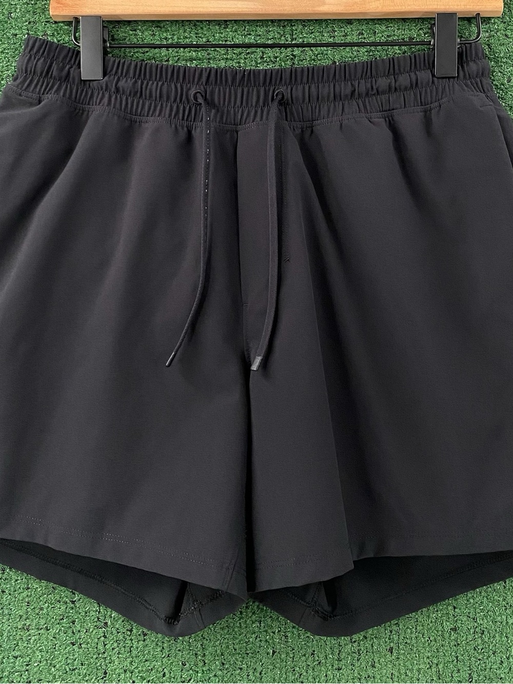 Lululemon Pool Short 5" Inseam Black Mesh Lined Shorts Men’s Size Small